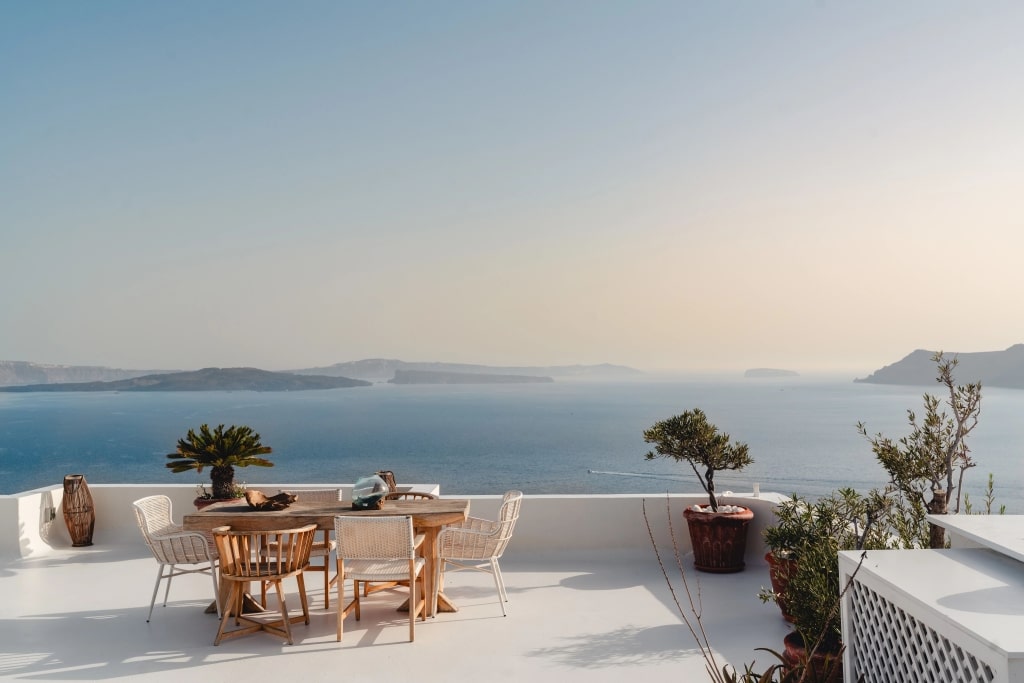 A breathtaking view of the volcanic caldera over the Aegean Sea in Santorini, Greece.