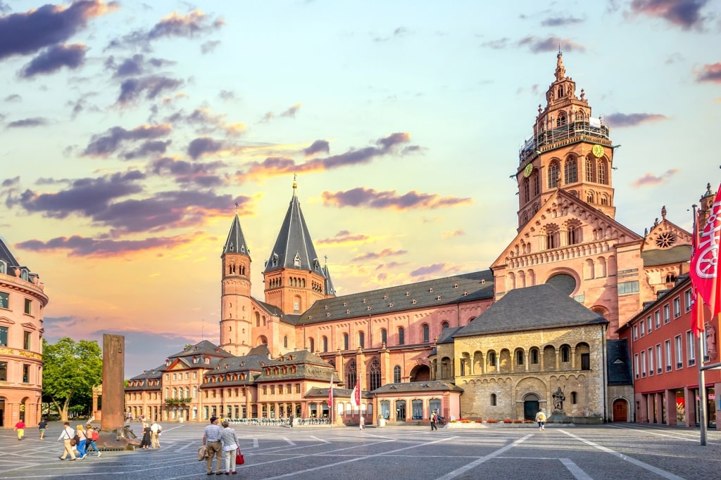 Bathed in sunset light, the Romanesque spires of Mainz Cathedral anchor the wide open square—a monumental anchor for shore excursions along the Rhine.