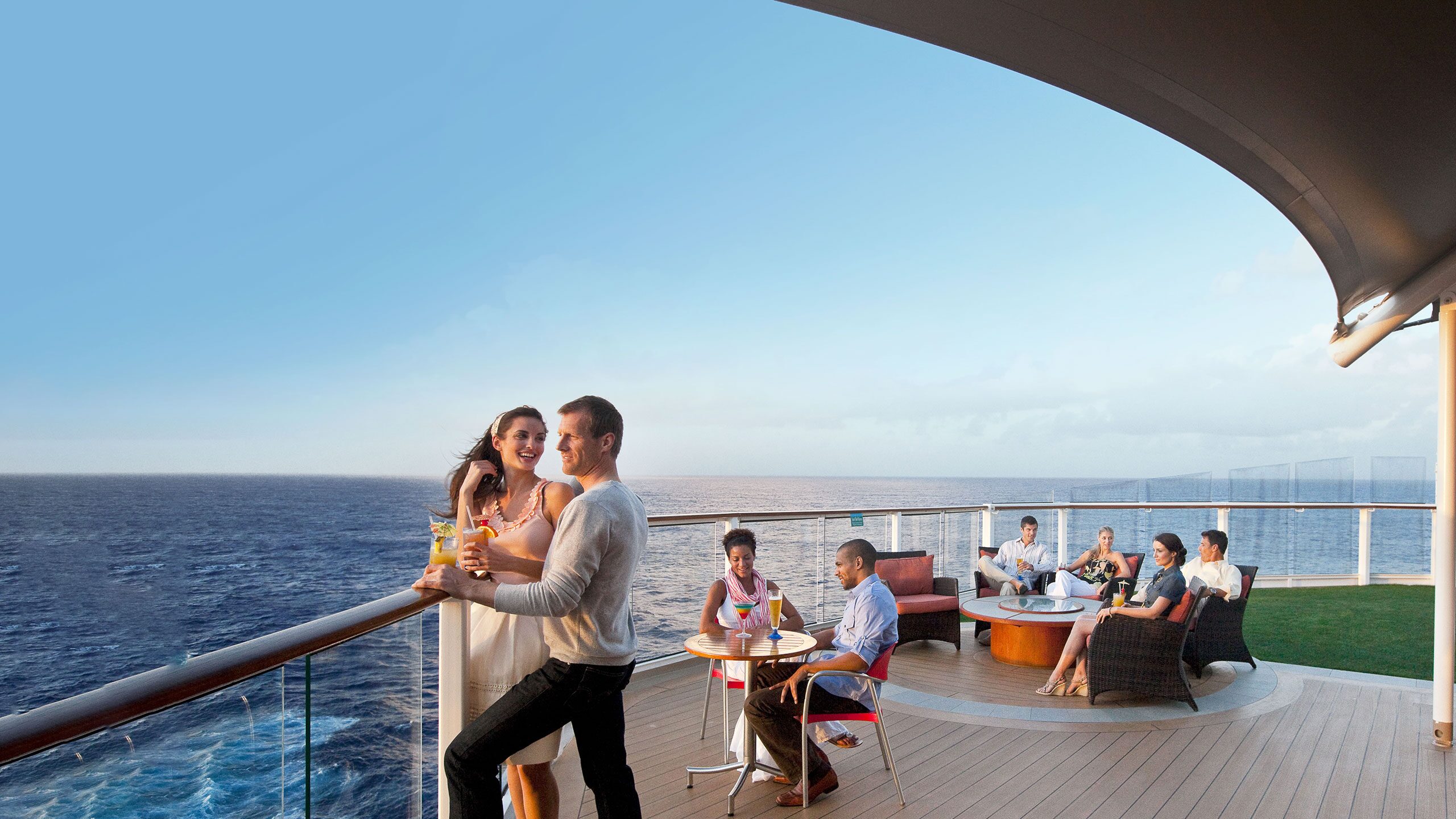 богатая жизнь. где отдыхал давай. туристы пьют. летнее веселье. путешествие друзей.