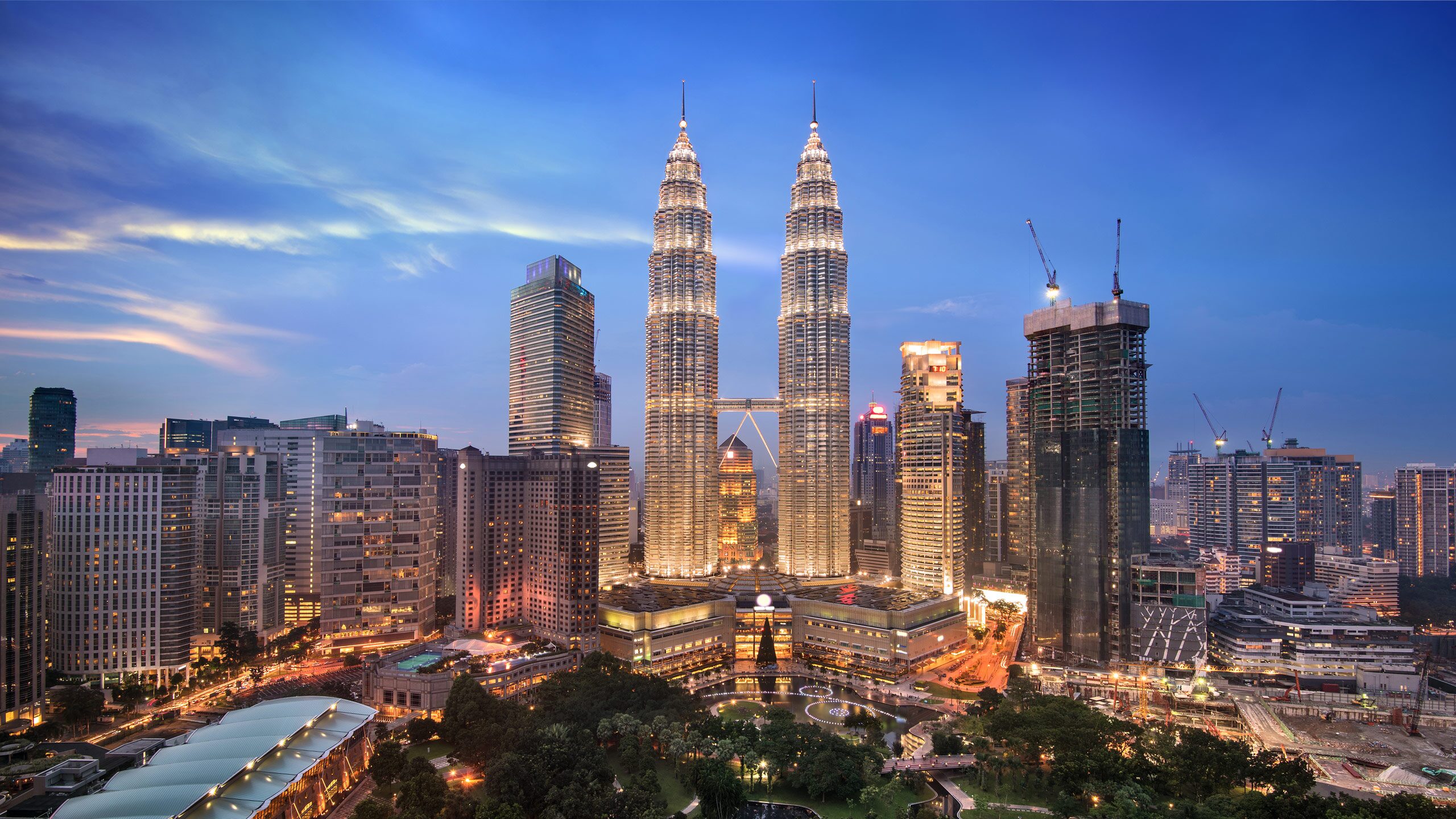 Малайзия места. Малайзия столица Куала-Лумпур. Башни Петронас Куала-Лумпур. Petronas Twin Towers Куала-Лумпур. Федерация Малайзия.