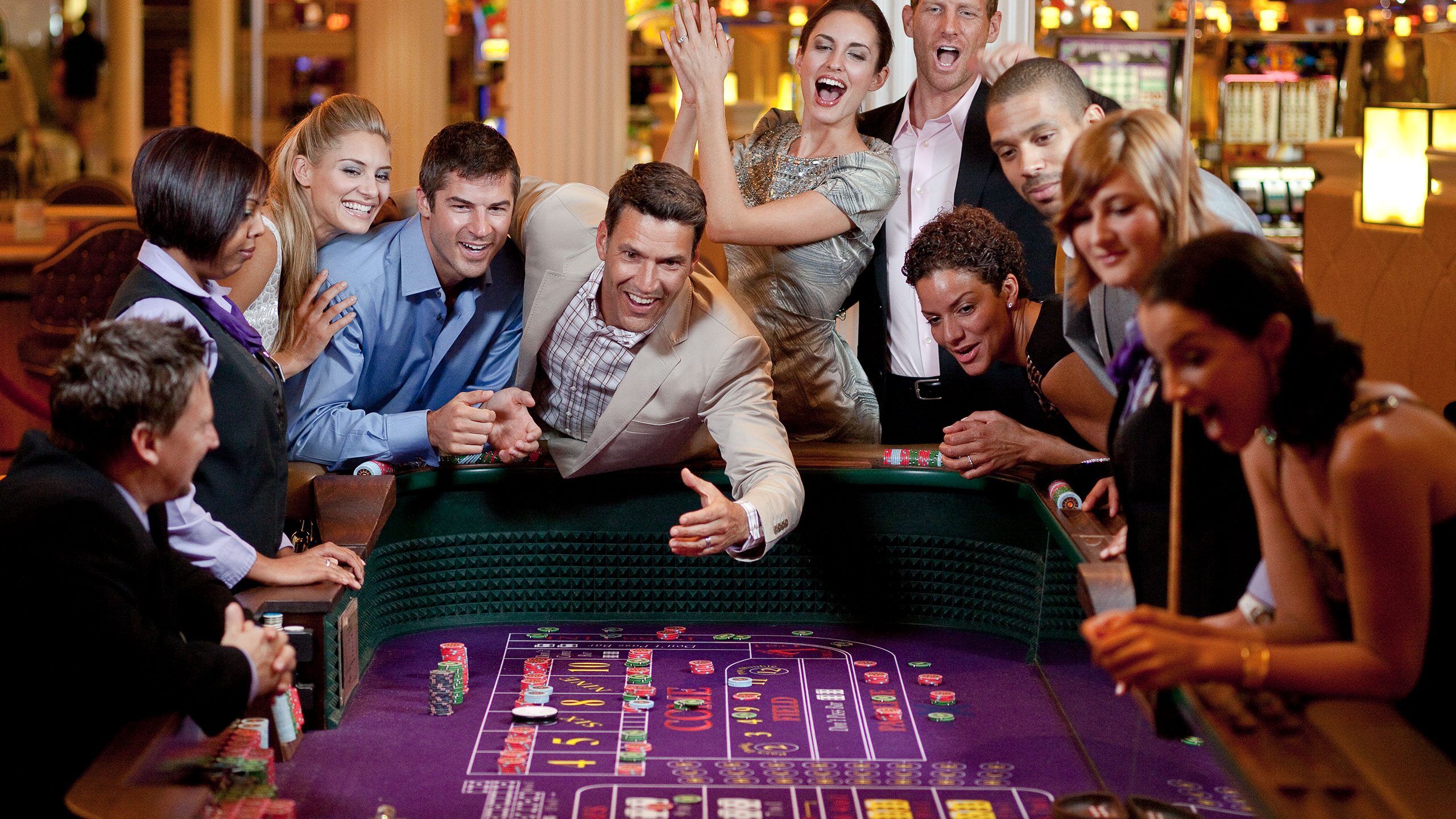 People play around. Казино на круизном лайнере. Развлечения в гостинице. Фотосессия в казино. Люди в казино.